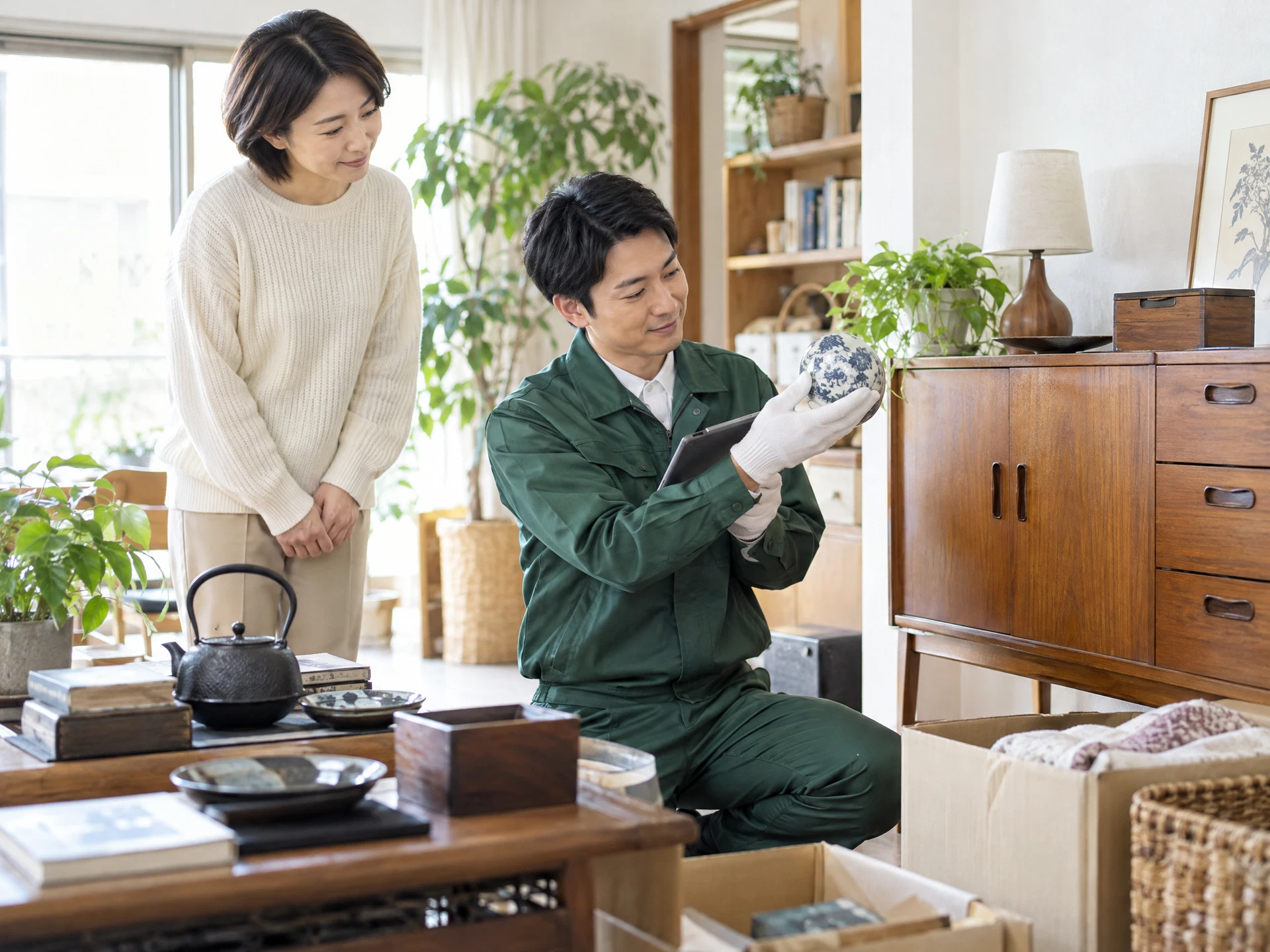 家財や家具の状態を確かめるリユーススタッフ